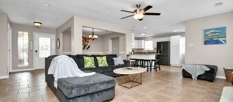 Family Get Away-Lake Conroe Pool & Big Yard With King Bed