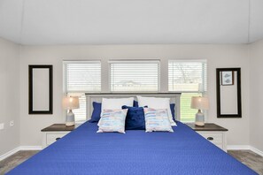 3 bedrooms, desk, iron/ironing board, travel cot - Family Get Away-Lake Conroe Pool & Big Yard With King Bed (Willis)