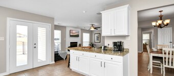 Family Get Away-Lake Conroe Pool & Big Yard With King Bed