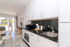 Kühlschrank, Mikrowelle, Ofen, Geschirrspüler