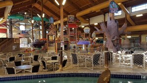 Un parc aquatique intérieur doté de toboggans, d’une piscine et d’espaces aménagés pour se détendre.