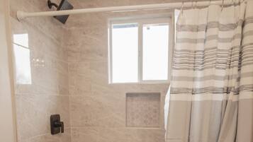 SĂšche-cheveux, serviettes fournies, savon, papier toilette