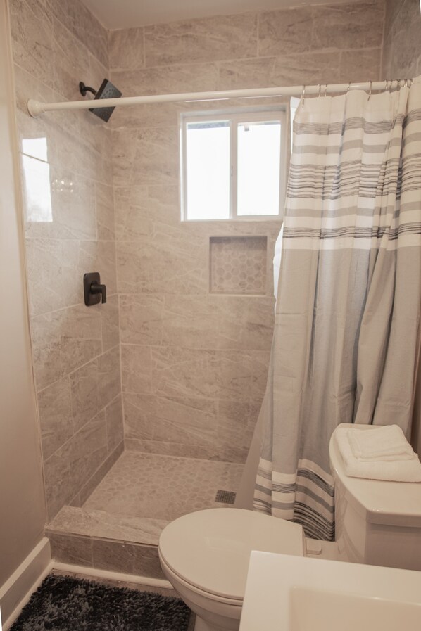 Hair dryer, towels, soap, toilet paper - Spacious Modern 1bd/1bth Mins Downtown Anderson (Anderson)