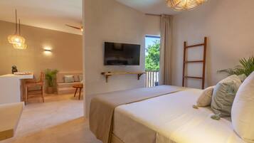 Une chambre moderne avec un grand lit, un téléviseur fixé au mur, un bureau avec une chaise et une fenêtre donnant sur un paysage verdoyant.