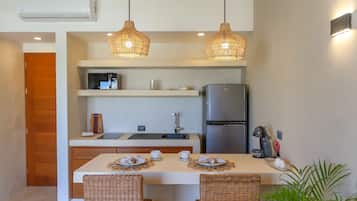 Balcony Suite | Cocina privada | Frigorífico grande, microondas y placa de cocina