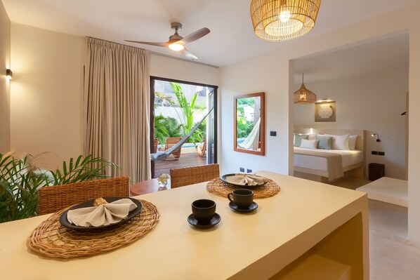 Phòng Suite | Bộ đồ giường cao cấp, chăn bông, két bảo mật tại phòng