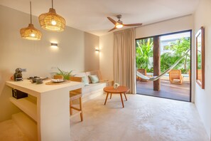 套房 | 起居區 | 42-吋智慧型電視、數位頻道、電視、Netflix