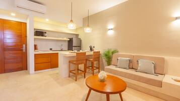Balcony Suite | Área de sala de estar | Smart TV de 42 pulgadas con canales digitales, televisión y Netflix