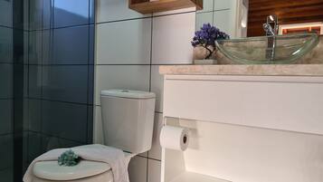 Basic Chalet | Bathroom | Hair dryer, towels, toilet paper