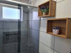 ベーシック シャレー | 専用キッチン | 調理器具と食器、ダイニングテーブル