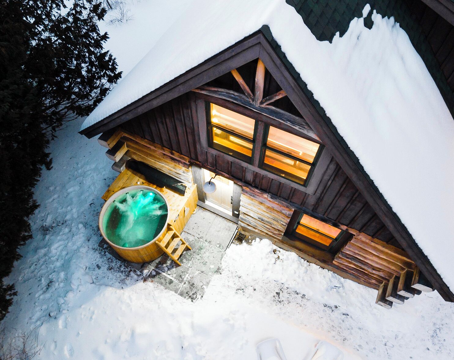 Outdoor spa tub