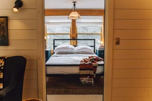 5 habitaciones, escritorio y tabla de planchar con plancha 