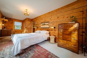 5 bedrooms, desk, iron/ironing board, travel crib