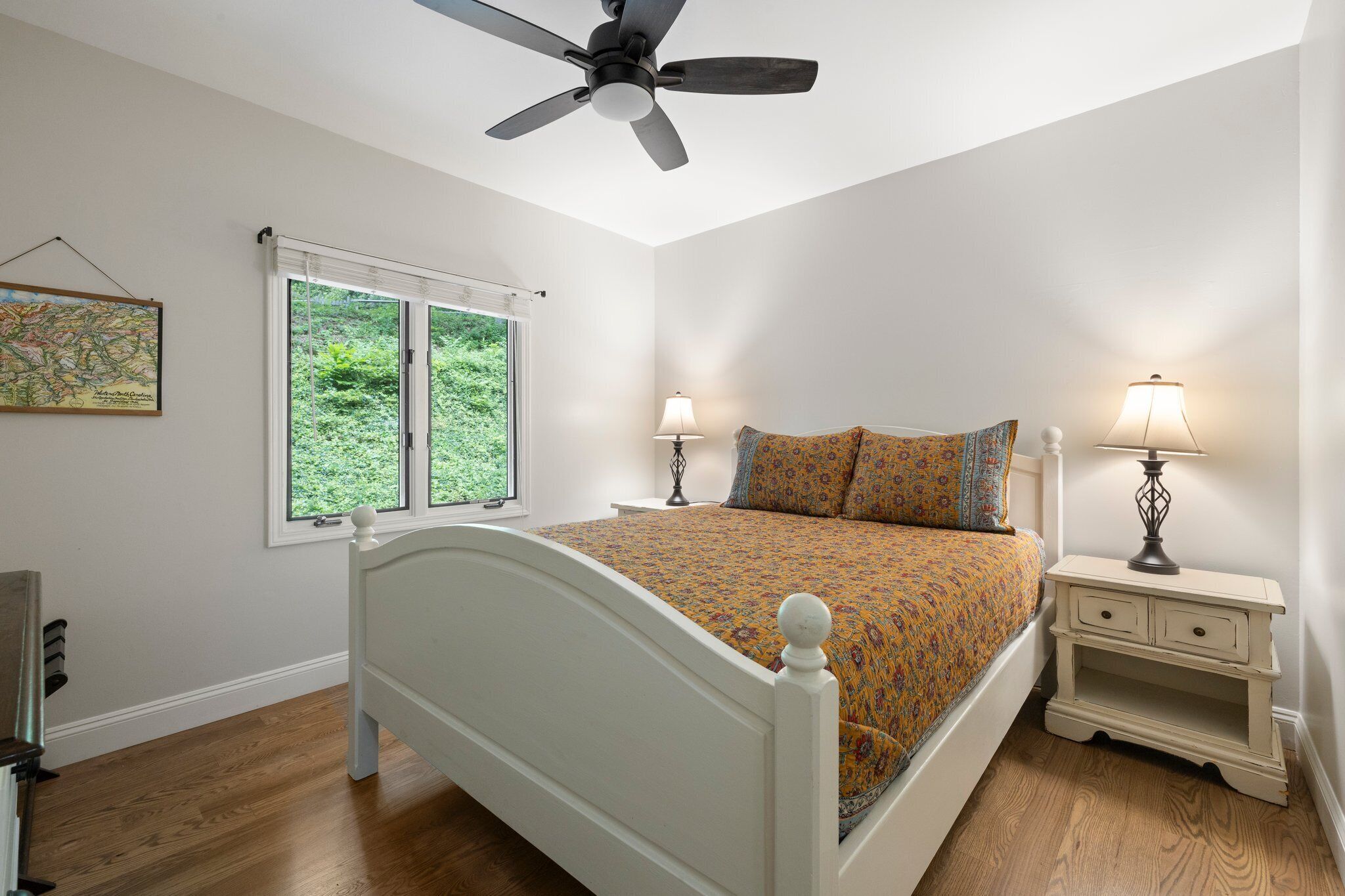 3 bedrooms, desk, WiFi (free), bed sheets