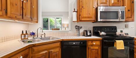 Een koelkast, een microgolfoven, een oven, een kookplaat