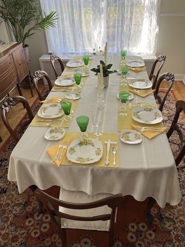 Bao gồm bữa sáng đầy đủ hàng ngày