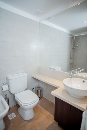 Sèche-cheveux, bidet, serviettes fournies, savon