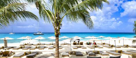 Ubicación cercana a la playa y toallas de playa