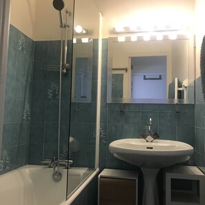 Hårføner, håndklær, såpe og sjampo