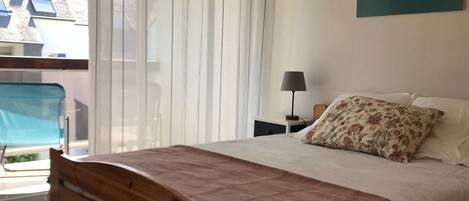 2 bedrooms, travel crib, free WiFi, bed sheets