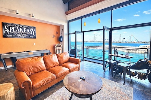 Downtown Waterfront Getaway Mario Room Breathtaking View Cedar Point Lake Erie! 