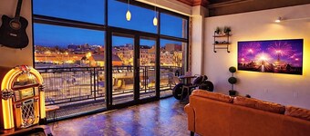 Downtown Waterfront Getaway Mario Room Breathtaking View Cedar Point Lake Erie! 