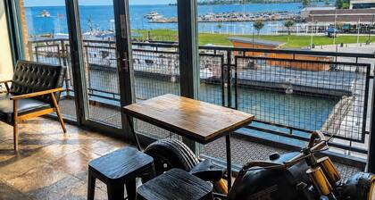 Downtown Waterfront Getaway Mario Room Breathtaking View Cedar Point Lake Erie!