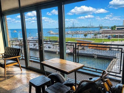 Downtown Waterfront Getaway Mario Room Breathtaking View Cedar Point Lake Erie! 