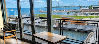Downtown Waterfront Getaway Mario Room Breathtaking View Cedar Point Lake Erie!