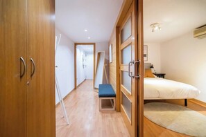 Unclassified image, 5 of 17, button - E3val1048 - Newly Decorated Flat closed to center (Barcelona)