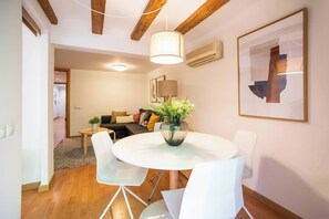 Unclassified image, 3 of 17, button - E3val1048 - Newly Decorated Flat closed to center (Barcelona)