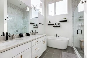 Hair dryer, towels, soap, shampoo - Downtown Ballard View Home Walk to Bars & Shops (Seattle)