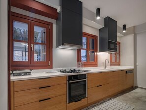 Køleskab, mikrobølgeovn, ovn, kogeplade