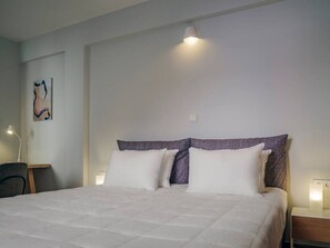 3 bedrooms, desk, iron/ironing board, travel crib