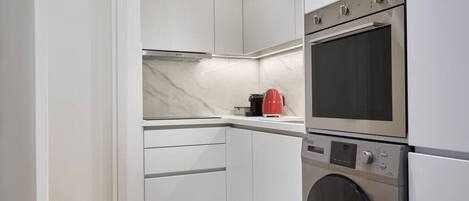 Fridge, oven, stovetop, dishwasher