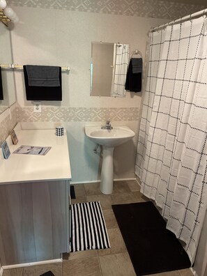 Towels, soap, toilet paper - Beautiful loft cabin!  (Baxter)