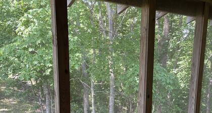 Beautiful rustic cabin with loft! Huge Kitchen! On Center Hill Lake!