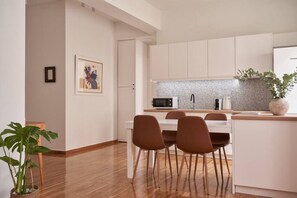 Dining - Sunny and Comfy Apartment in Kolonaki (Athina)
