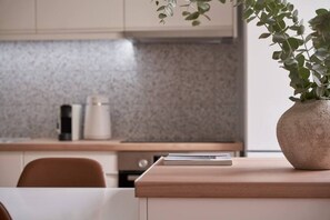 Fridge, microwave, oven, stovetop - Sunny and Comfy Apartment in Kolonaki (Athina)