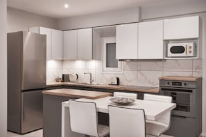 Frigorifero, microonde, forno, piano cottura