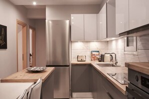 Køleskab, mikrobølgeovn, ovn, kogeplade