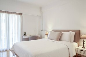 2 quartos, escrivaninha, ferros/tábuas de passar roupa, berço de viagem