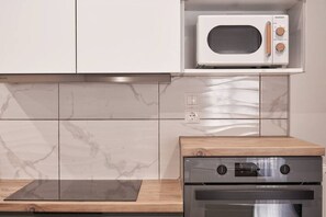 ثلاجة، ميكروويف، فرن، موقد طهي مسطح