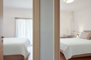 2 soverom, skrivebord, strykejern/-brett og reiseseng for barn