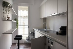 冷蔵庫、オーブン、コンロ、食器洗い機