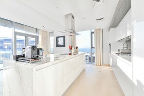 Appartement « Premier », 2 chambres, balcon, vue mer | Cuisine privée | Grand réfrigérateur, micro-ondes, four, plaque de cuisson