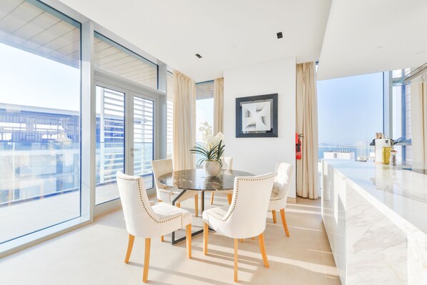 Appartement Premier, 2 chambres, balcon, vue sur la mer | Salle à manger
