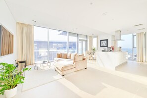 Premier-huoneisto, 2 makuuhuonetta, parveke, merinäköala | Oleskelualue | LED-televisio, Netflix, Hulu, suoratoistopalvelut