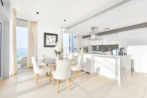 Appartement « Premier », 2 chambres, balcon, vue mer | Cuisine privée | Grand réfrigérateur, micro-ondes, four, plaque de cuisson