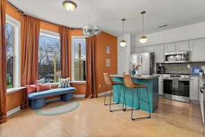 Refrigerador, microondas, horno y parrilla de estufa 